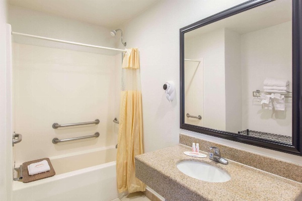 Days Inn by Wyndham Tucson Airport image 5
